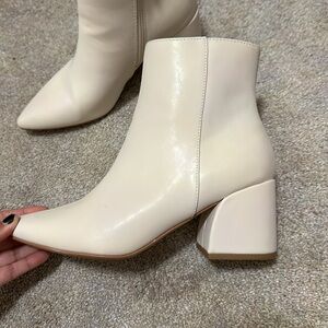 White heeled boots 👢